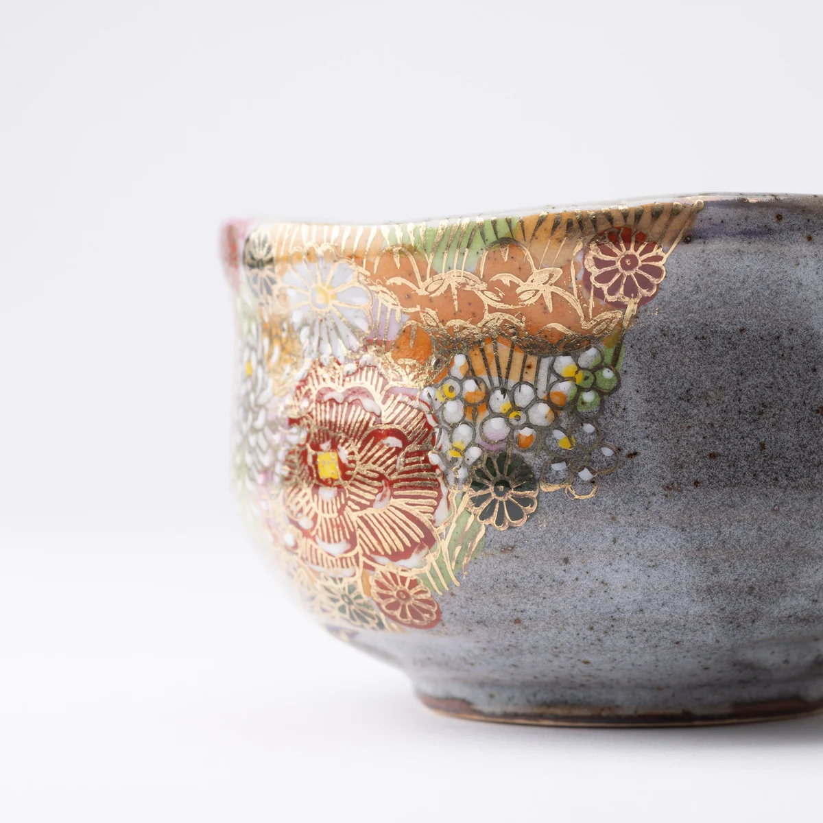 kumi-dashi chawan tea bowl with gold and painted flowers
