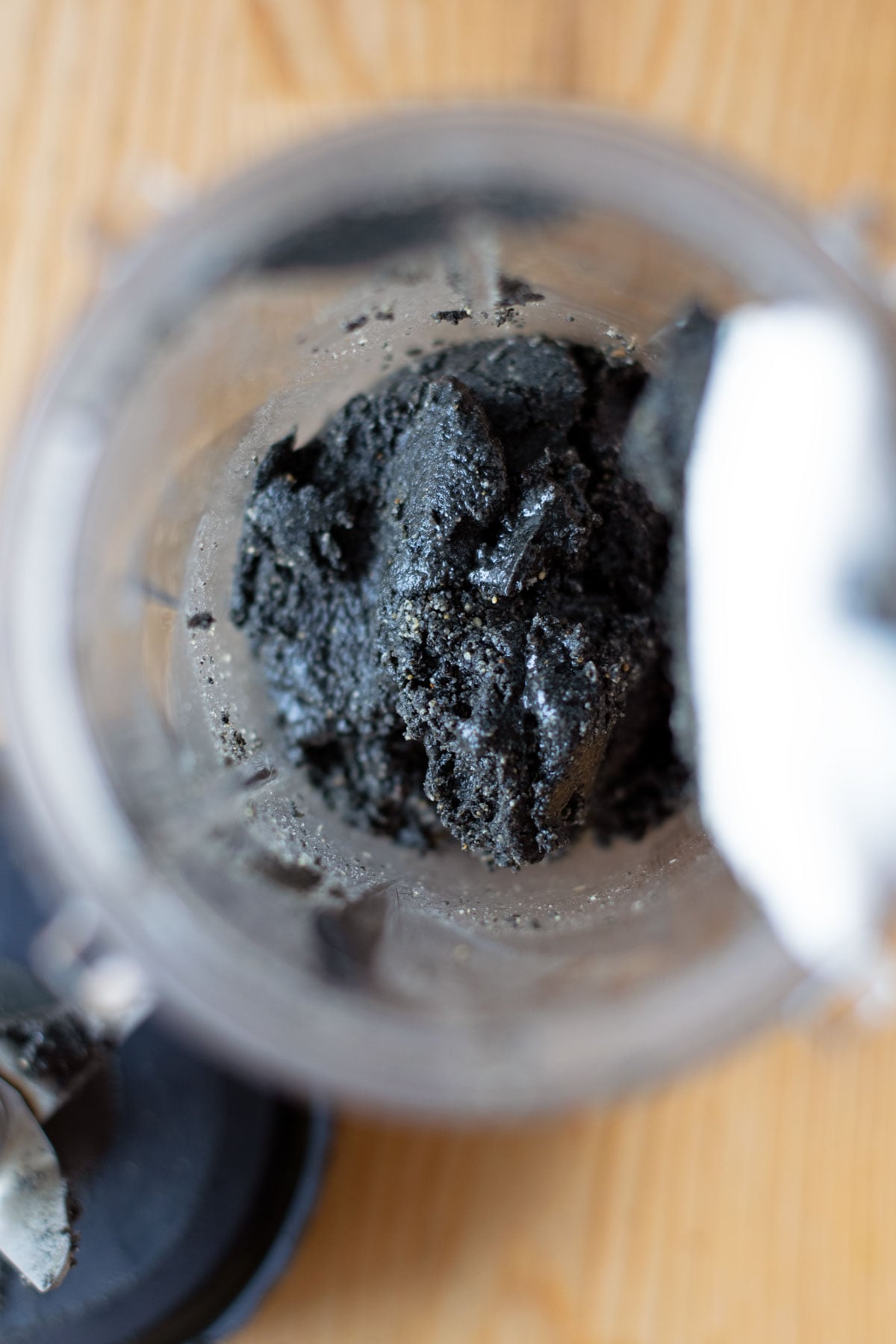 Black sesame paste becoming smooth after blending.